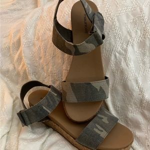 Maurices Size 8.5  Camouflage print and a Velcro ankle closure.
